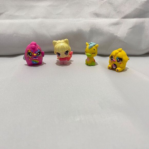 Hatchimals Lot of 4 Random Mini Figures Colleggtibles Miniature Toys - Picture 2 of 5